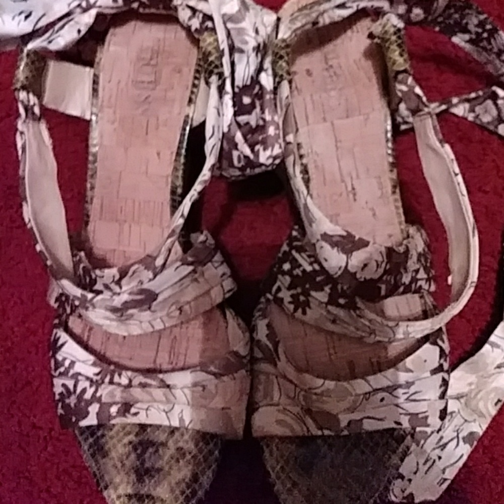 GUESS SHOES SZ 8